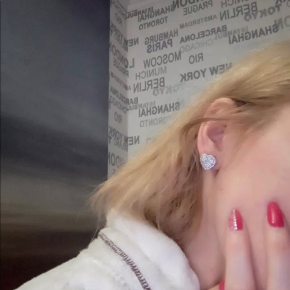 New Sparkling Diamond Heart Stud Earrings - Picture 4 of 4